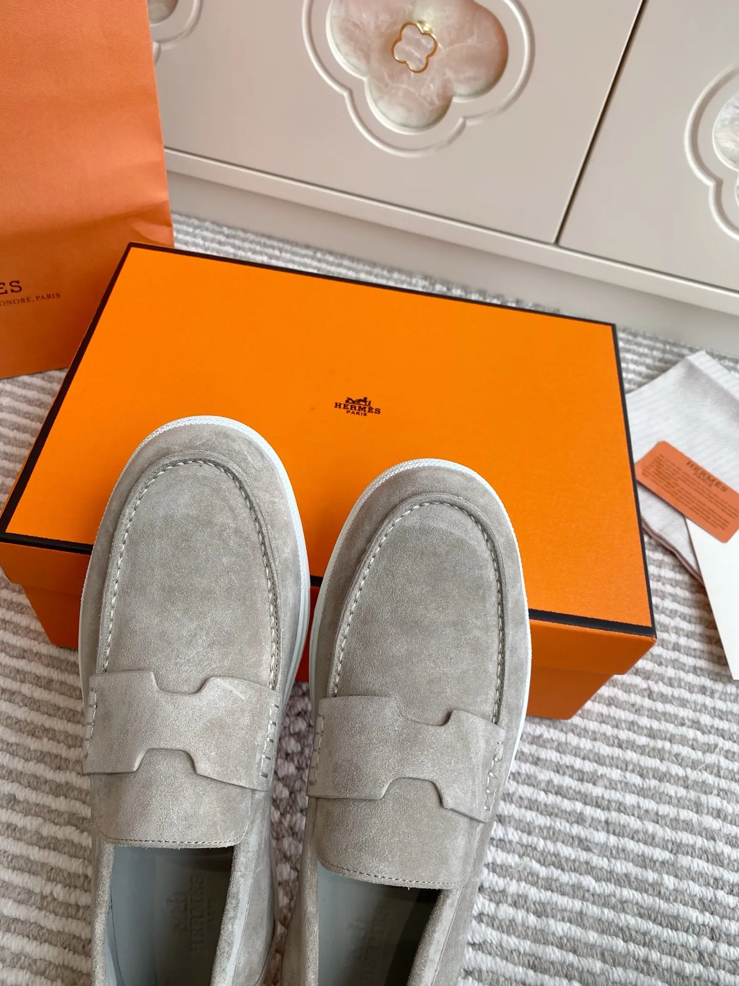 p560✨Hermes Couple Loafers｜Walking in the urban high-end, easily wearing Hermès temperament✨Who says luxury and comfort can’t have both?  This pair of H’s classic loafers really does it!  ▪️"Customized imported Yangjing fabric" is soft and delicate ▪️"Full sheepskin lining" + "soft-soled shoes" design. Your feet will be healed the moment you put them on~ It's like stepping on clouds☁️You won't feel tired after walking all day!  The iconic "H" buckle is low-key and luxurious. It is matched with a rubber outsole. It is lightweight and stylish. Whether you are commuting or shopping, you can easily achieve casual urban style🏙 Can be worn by couples. Full range of sizes, girls 35-41 | boys 39-45. Wear them together when going out. Sweet and high-end💑 Original mold opening. Details are in place. Those who understand will be attracted at a glance ️❤️ #Hermès loafers #coupleshoes #lightweight and versatile shoes